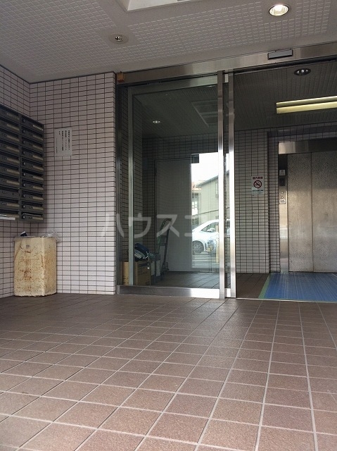 23/30 エントランス