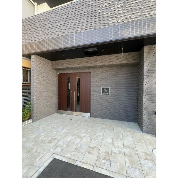 13/18 エントランス