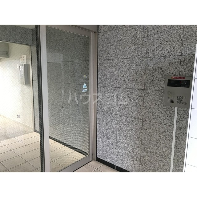 27/30 エントランス