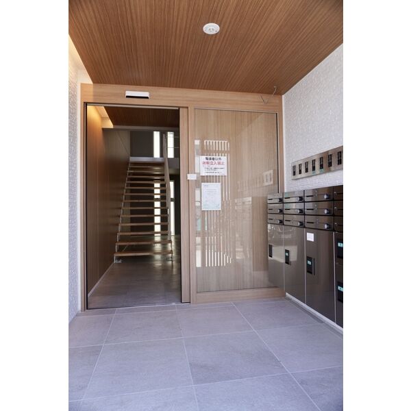 20/23 エントランス