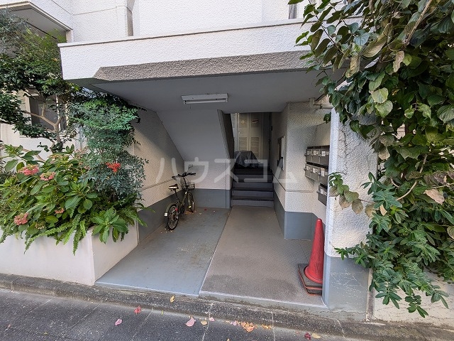 24/30 エントランス