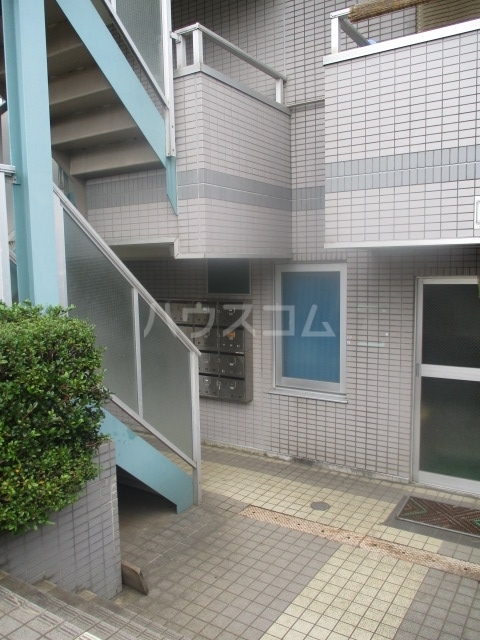 21/30 エントランス