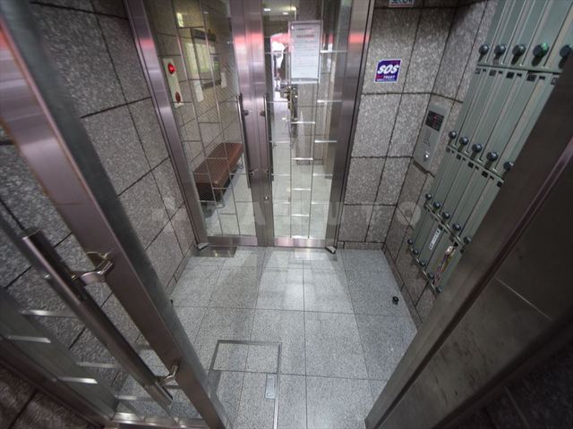 16/23 エントランス