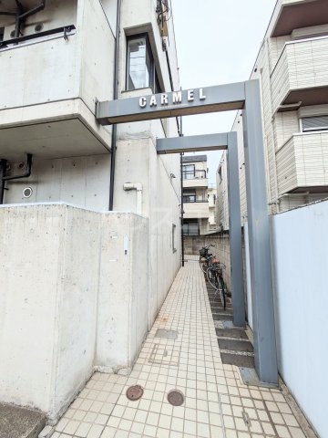 24/30 エントランス