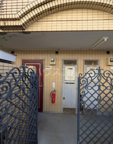 18/27 エントランス