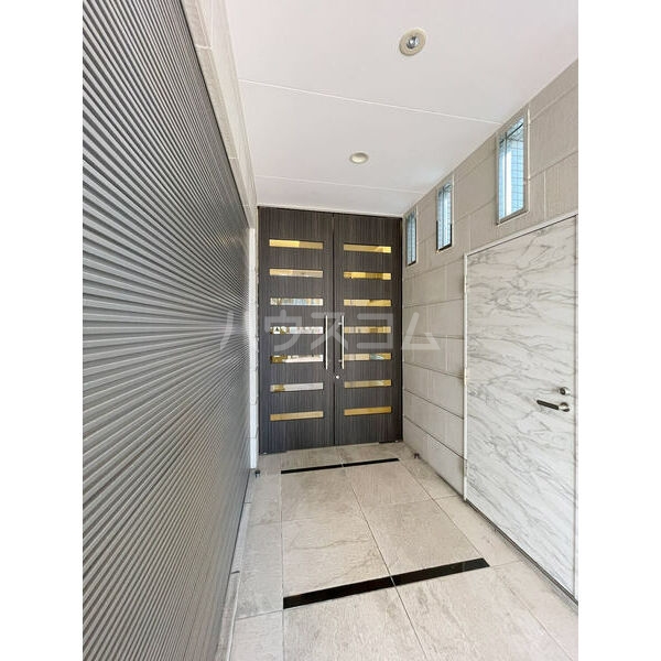 20/27 エントランス