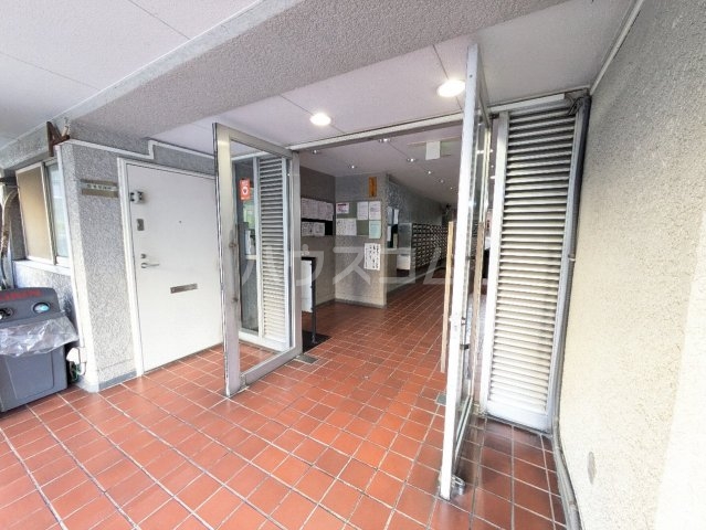 23/29 エントランス