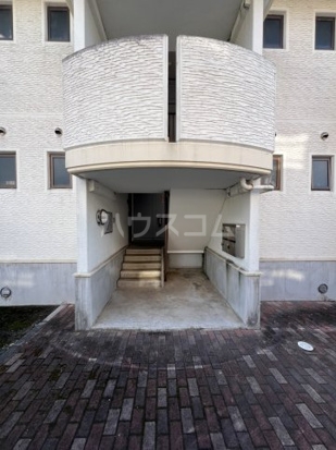 18/23 エントランス