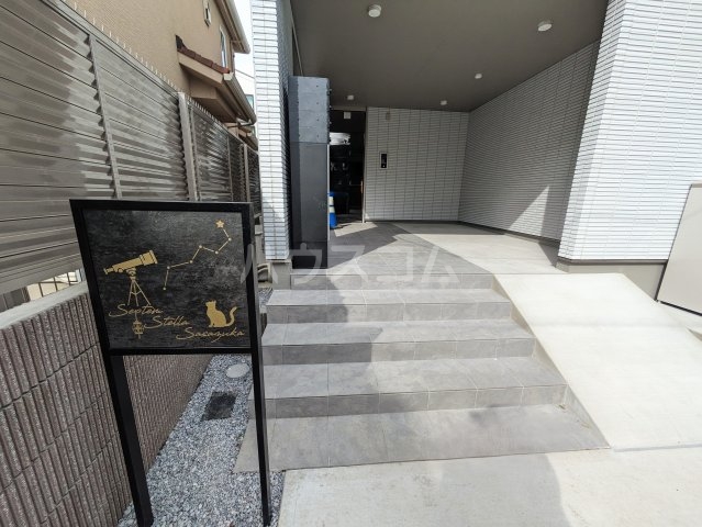 23/27 エントランス