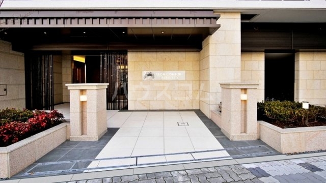 21/30 エントランス