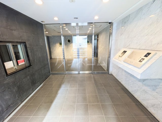 28/30 エントランス