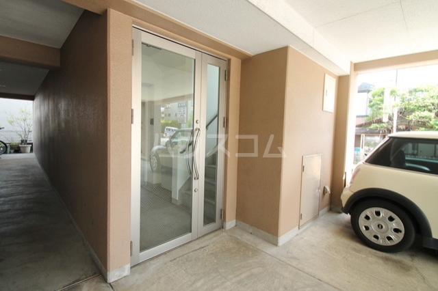 21/30 エントランス