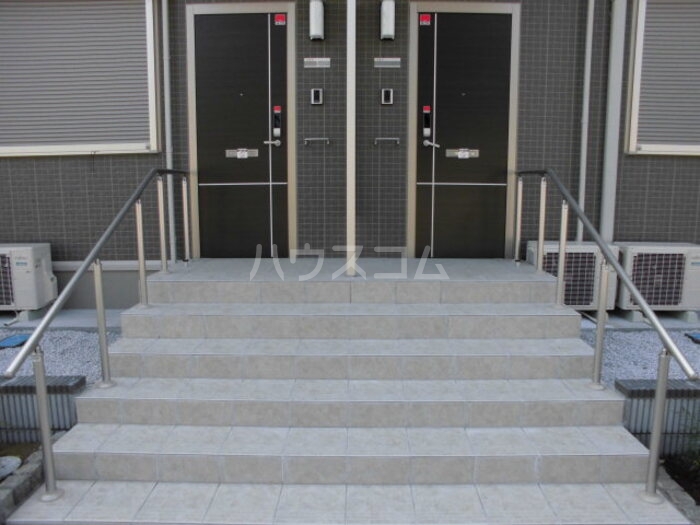 27/30 エントランス