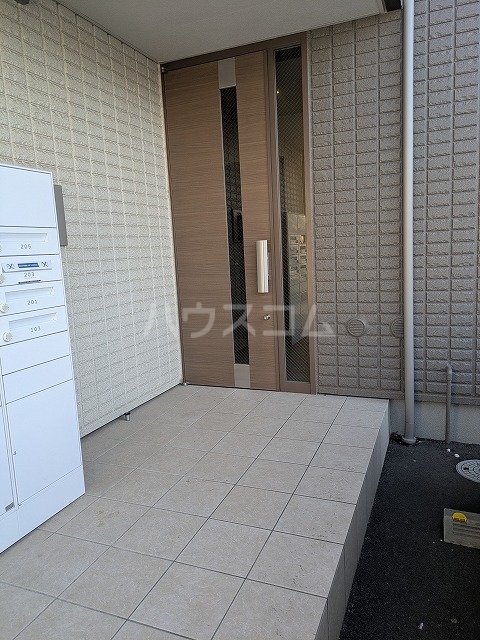 23/30 エントランス