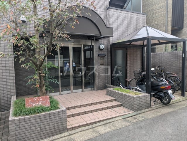 27/30 エントランス