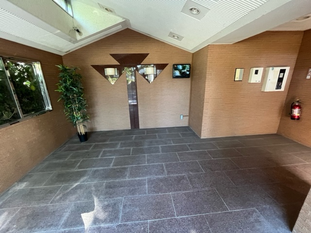 16/23 エントランス