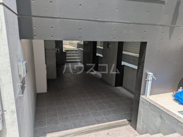 27/30 エントランス