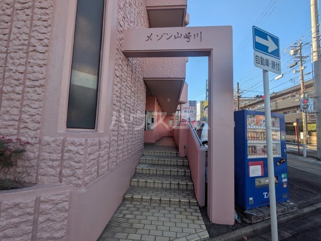 27/30 エントランス