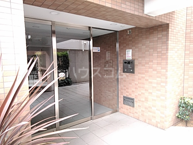 21/30 エントランス