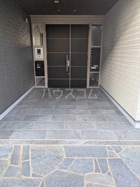 26/30 エントランス