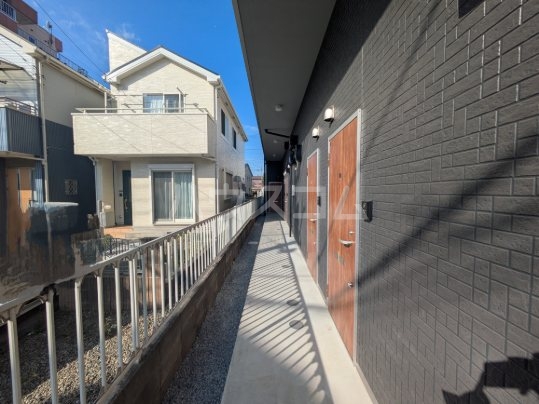 23/27 エントランス