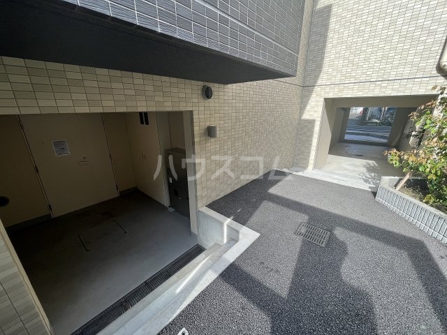 24/30 エントランス