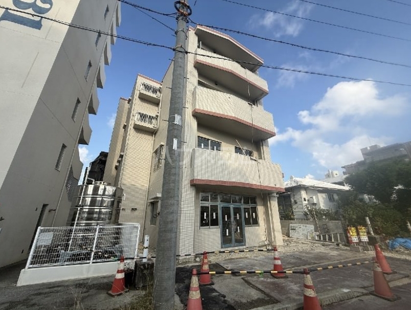 13/14 エントランス