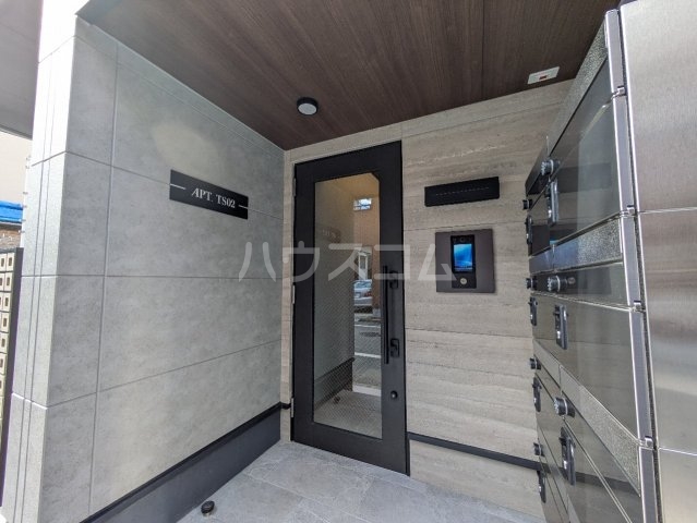 24/30 エントランス