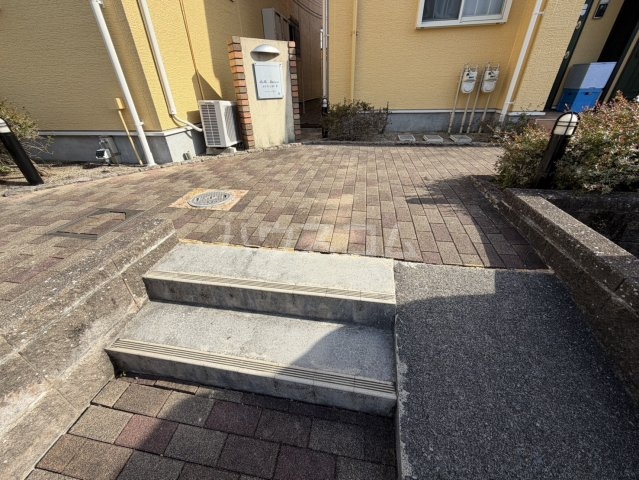 23/30 エントランス