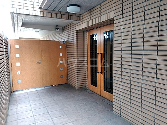 19/26 エントランス