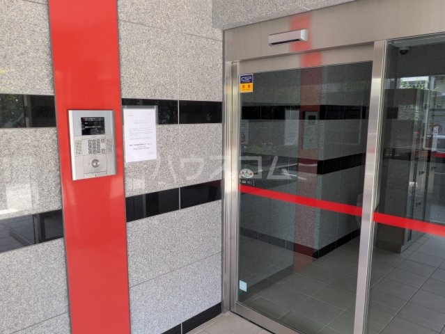 13/18 エントランス