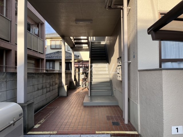 26/27 エントランス