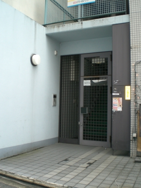 18/27 エントランス