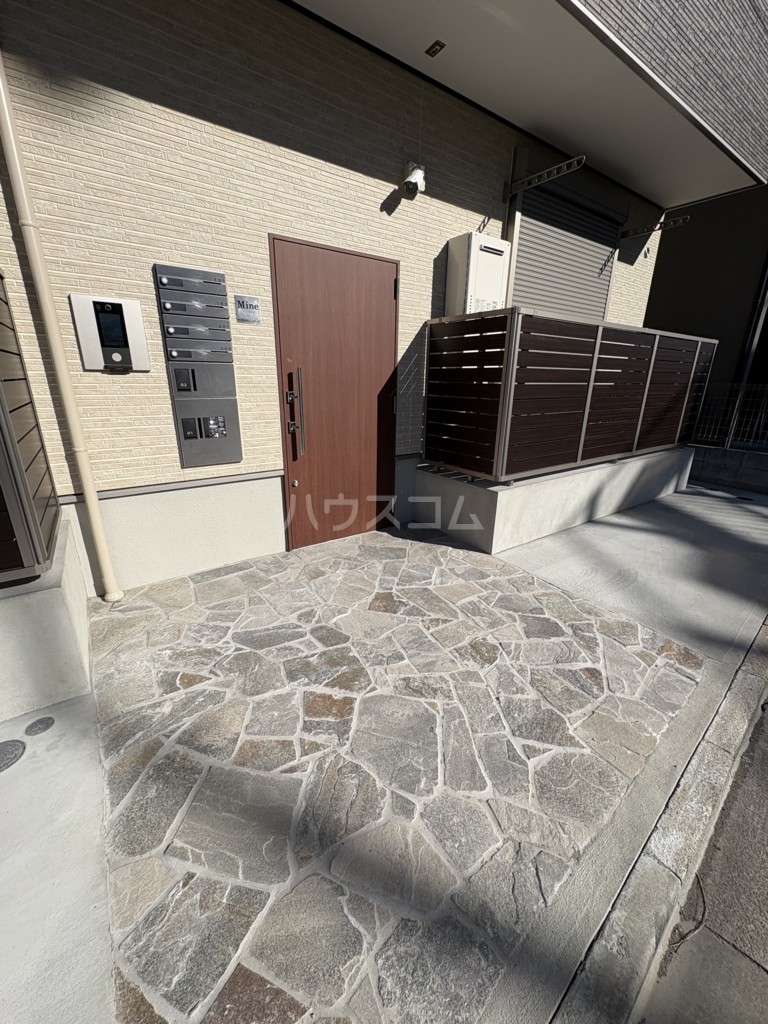 27/28 エントランス