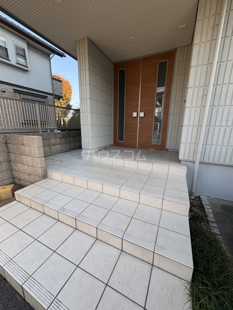 23/25 エントランス