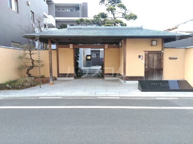 21/30 エントランス