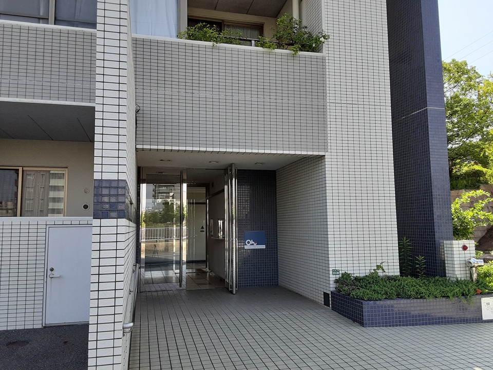 24/27 エントランス