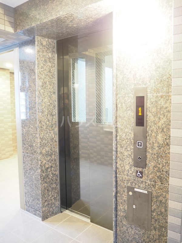 23/30 エントランス