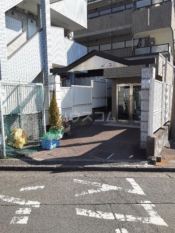 21/30 エントランス