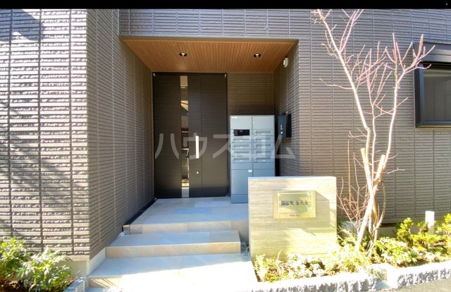 18/21 エントランス