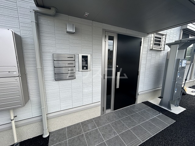 27/30 エントランス