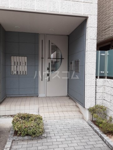 22/27 エントランス