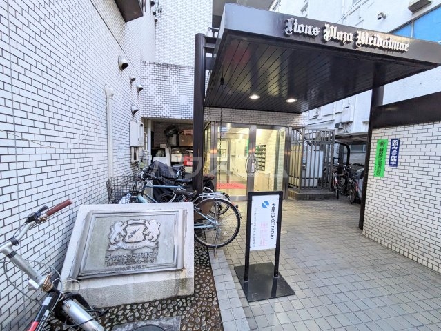 27/28 エントランス