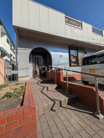 27/30 エントランス