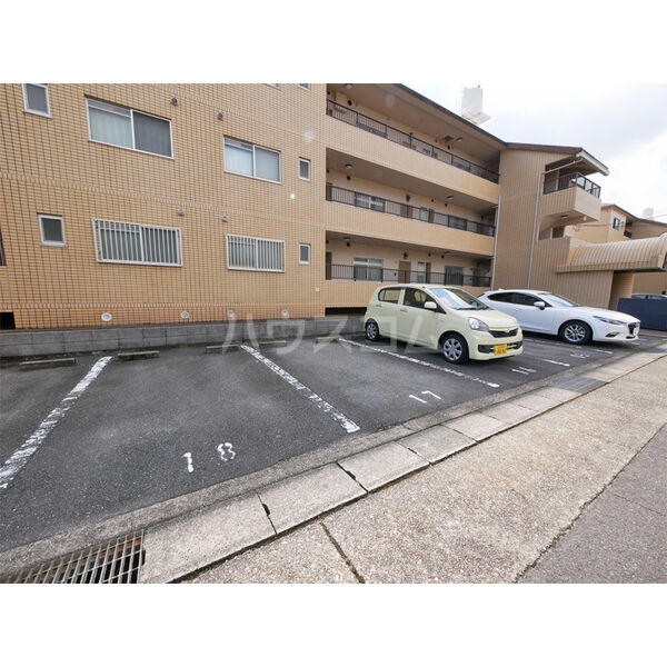 16/23 エントランス