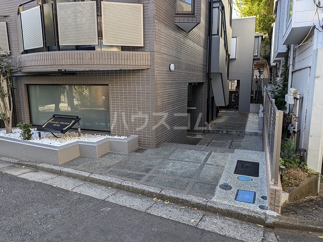 25/30 エントランス