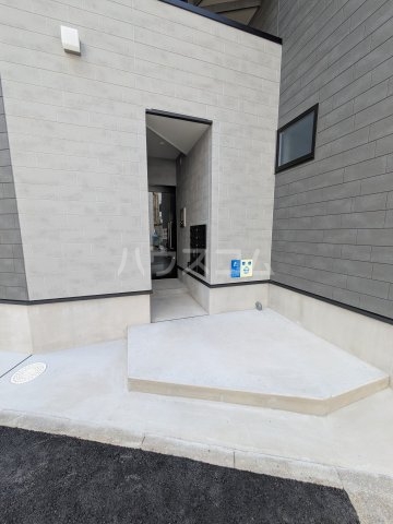 23/30 エントランス