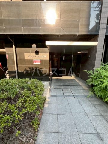 21/30 エントランス