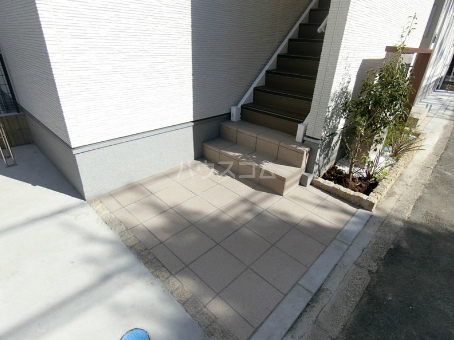 19/27 エントランス