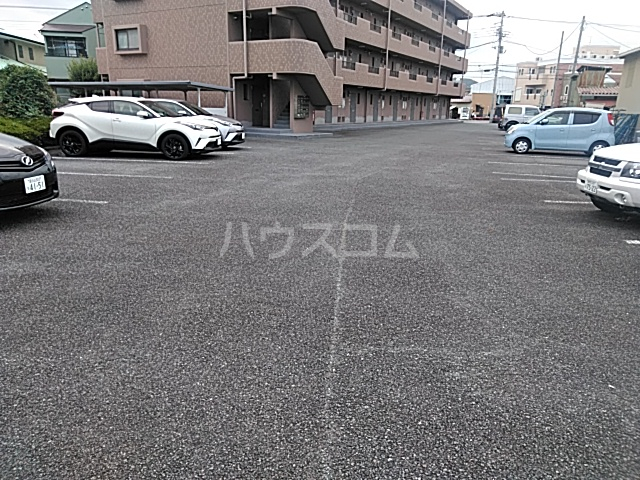 23/28 駐車場